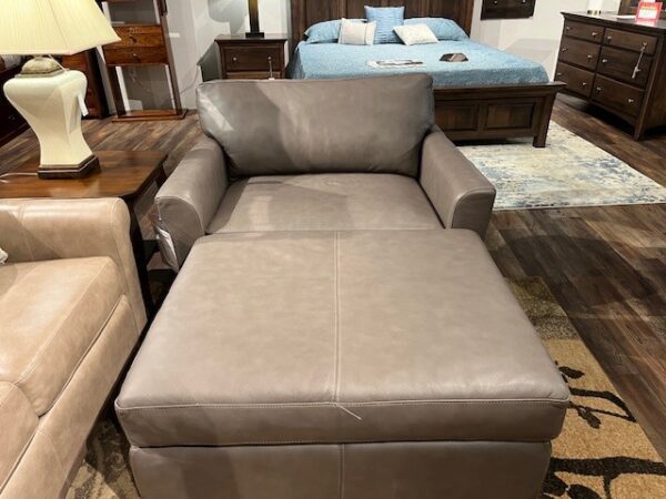 Omnia leather chair with ottoman